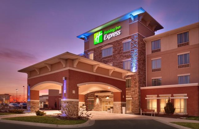 Holiday Inn Express & Suites Overland Park