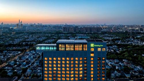 Holiday Inn Shanghai Pudong Kangqiao by IHG - Free shuttle bus to Disney land, Ins Swimming Pool