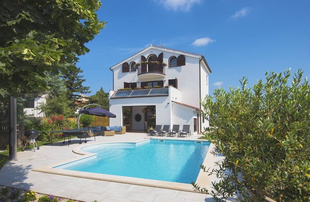 Holiday villa by the sea with a view of the island of Brijuni