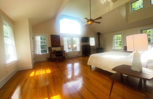 HollyKissHudsonValley Grand Suite in 1900 Renovated Lodge