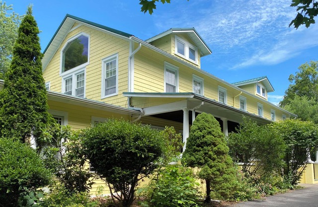 HollyKissHudsonValley Renovated 1900 Lodge, Full House, including Guest Suite