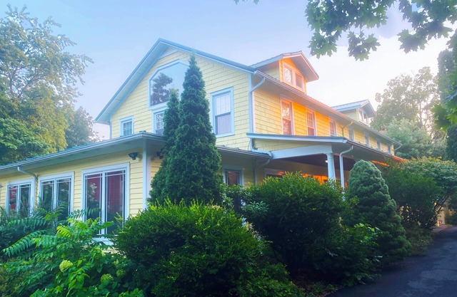 HollyKissHudsonValley Full House + Renovated Upstairs Red Barn and Loft