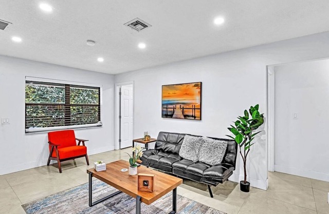 Hollywood 2 Bdrm New Furnished Beach Vacation LB2