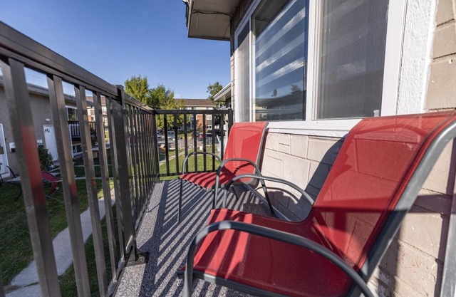 Home away from home 5 min away From away from dt cozy full townhome pet friendly