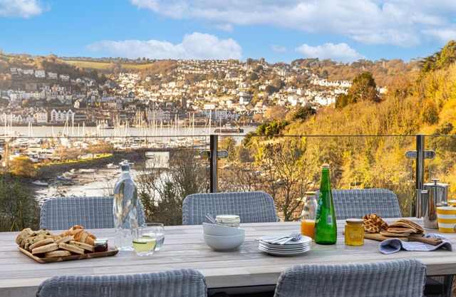 Homefield - Chic charm with unrivalled river views