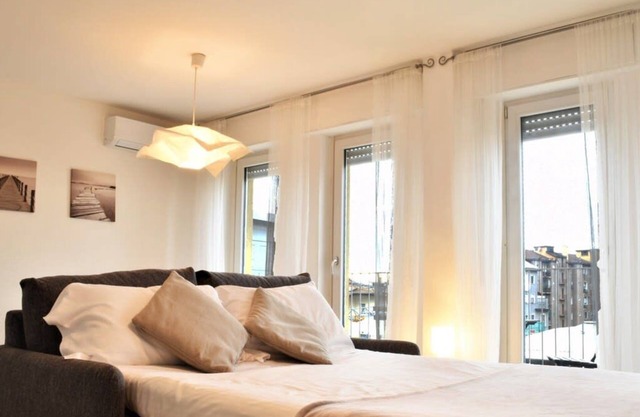 HomeLovers White and Bright Studio Flat Portello Accursio Shopping District