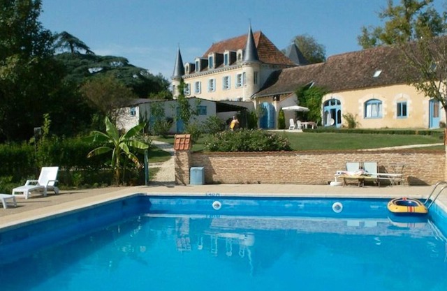 Homerez - Amazing house for 12 ppl. with shared pool and terrace at Queyssac