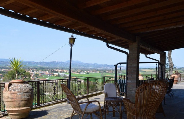 Homerez - Appartement for 5 ppl. with shared pool and terrace at Torgiano