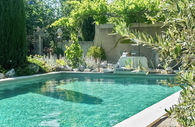 Homerez - Charming house in Oppède with shared pool