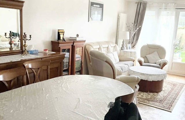 Homerez - Charming Villa in Élancourt with Private Garden