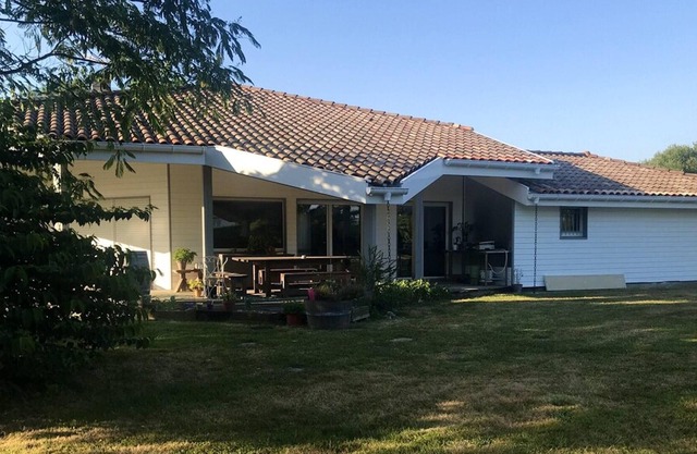 Homerez - House 11 km away from the beach for 14 ppl. with garden at Saubrigues