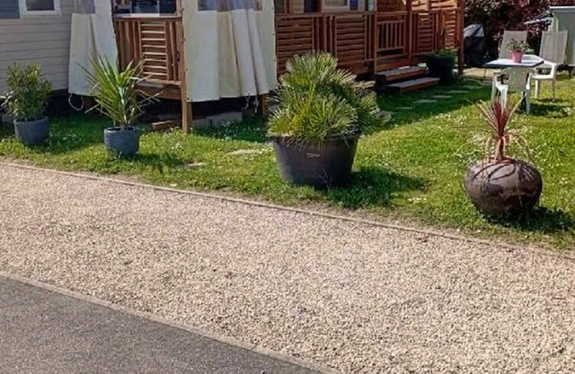 Homerez - Nice bungalow for 6 ppl. with shared pool and terrace at Condrieu