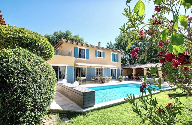 Homerez - Spacious Villa with Pool and Jacuzzi