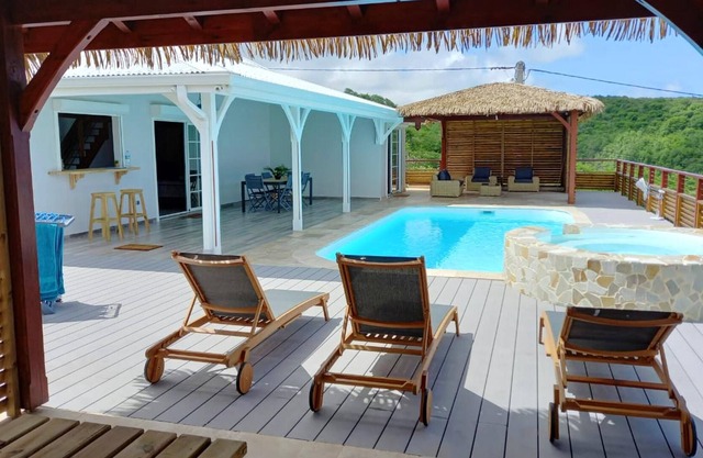 Homerez - Villa for 8 ppl. with swimming-pool, jacuzzi and sea view at Le Marin
