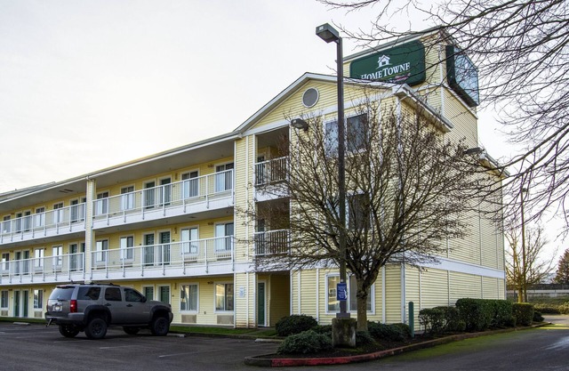 HomeTowne Studios by Red Roof Salem, OR