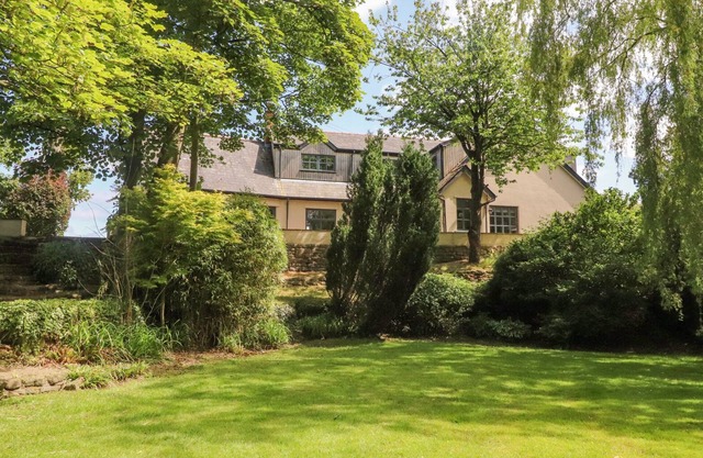 HOMEWOOD, pet friendly, with hot tub in Garstang