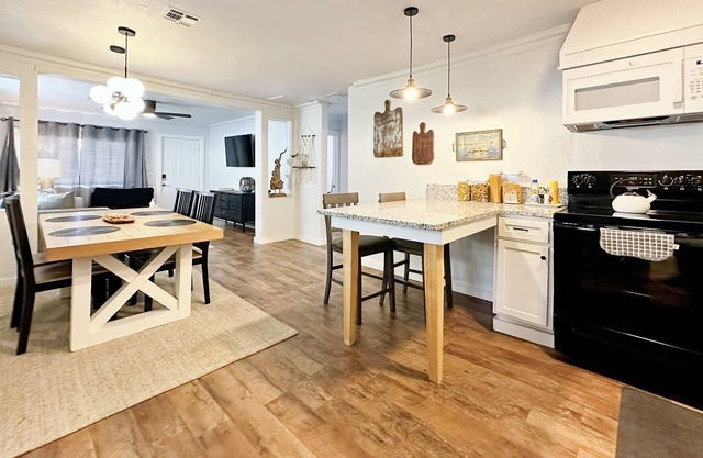 Homey 2BR Suite | $2000/month #19A | Full Kitchen + Queen Beds