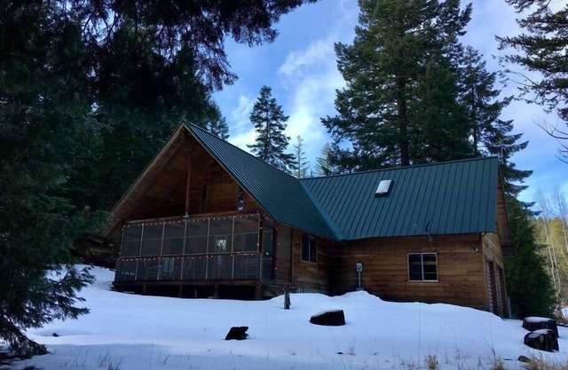 Homey Rustic Cabin in the Cascades