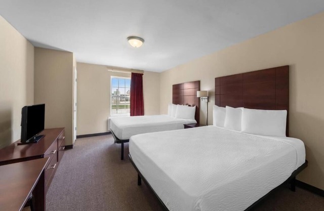 Homey Space: Rustic Room Ideal for Extended Travel Stays