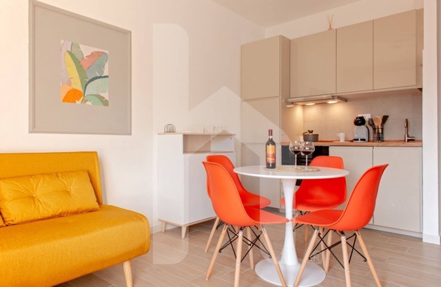 Homiday- New Apt- Free Parking- Airport-Hospital