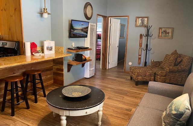 Honey Bear - Close to lake and village