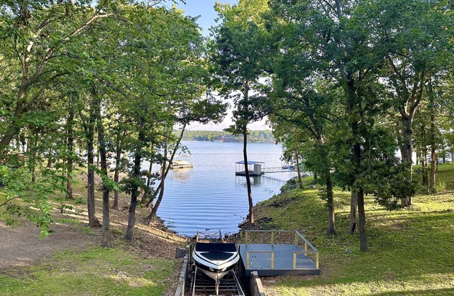 Honey Creek Getaway Waterfront Cottage - Close to town & Boat Ramp! Sleeps 10+