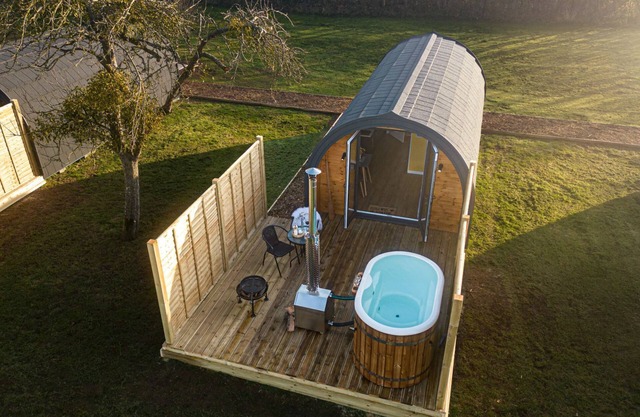 Honeycrisp Glamping Pod- Free Wi-F, Hot Tub
