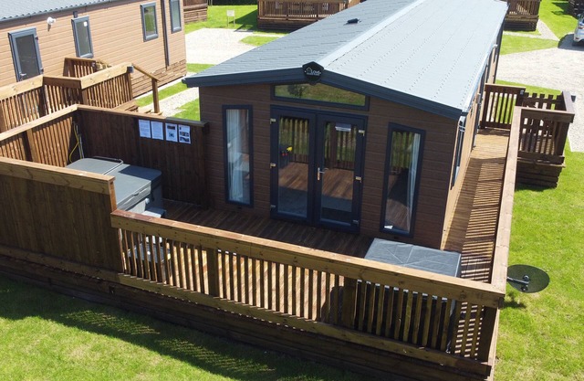 HONEYSUCKLE LODGE, pet friendly, with hot tub in Staithes