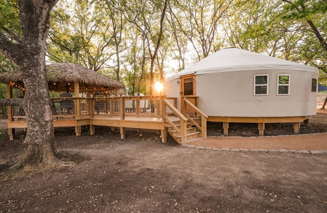 Hoot Owl Yurt/Cold A/C! Hot Tub/Medina River/Close to Downtown/RiverYurtVillage