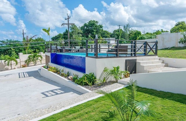 Hospitality Expert CB5: Pool, Beach & Chef