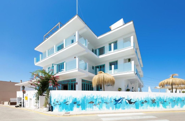 Hostal Cala Llombards