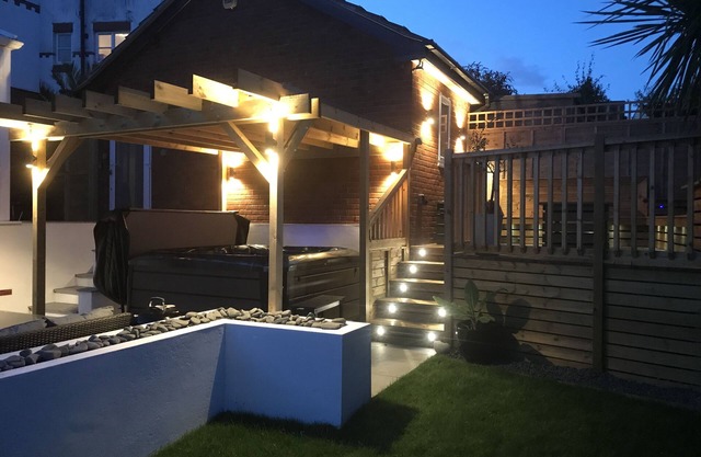 Hot Tub, 10 minute walk to Fistral beach and Gannel Estuary, pet friendly.