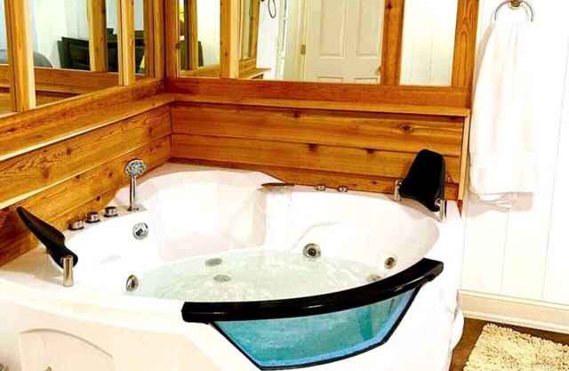 Hot Tub 5 beds Great Location!