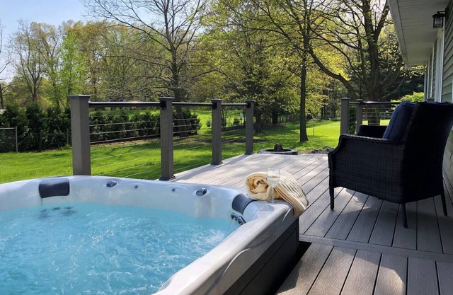 HOT TUB | Beautiful Backyard Oasis|Newly Renovated