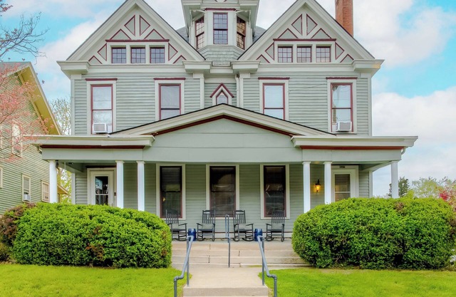 HOT TUB ~Bourbon Duplex ~ 5mins to Buffalo Trace/Walking distance to downtown