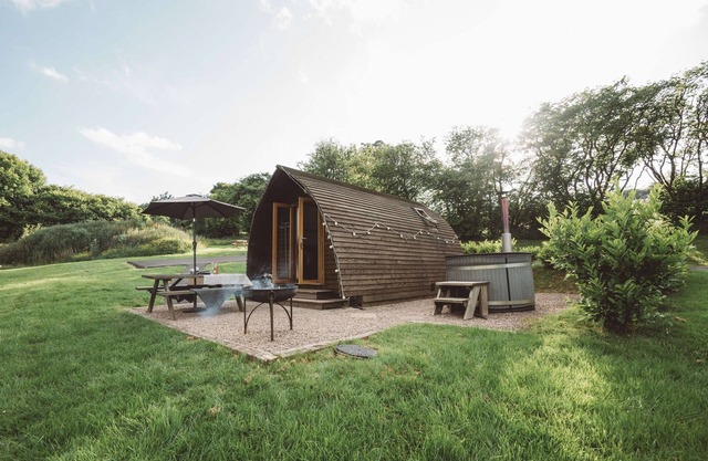 Hot Tub Cabin With Views Over The Brecon Beacons