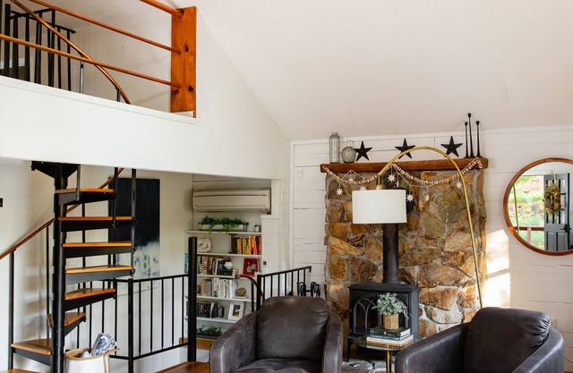 HOT TUB! Calming Vibes Spa Cabin on Sleepy Creek, for 8, Hike, Fish, Ski, 4 Acre