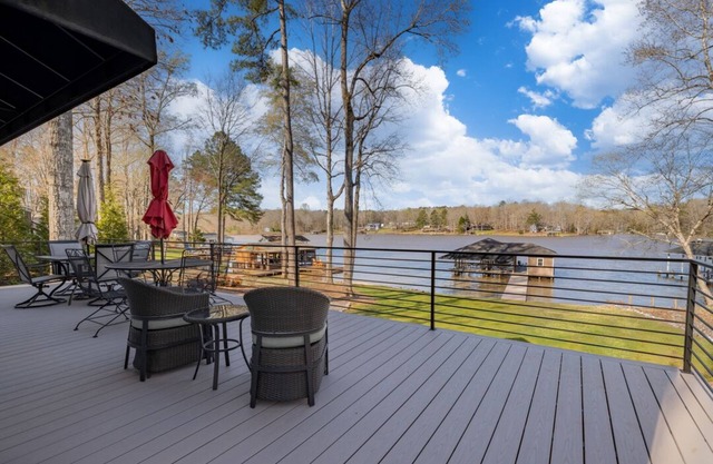 Hot Tub, Dock, Large Deck, Firepit, Tiki bar, Pool!
