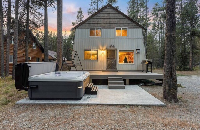 Hot Tub - Fire Pit - BBQ & 25min to Yellowstone!