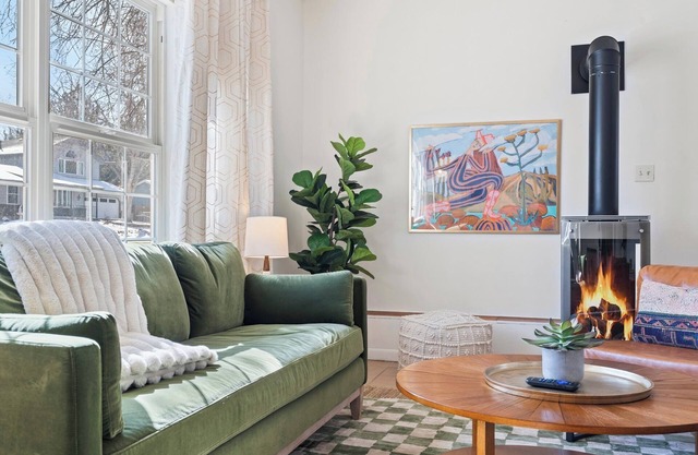 Hot tub-Fire pit-Huge Yard-Games-3mi to Olde Town Arvada-20min to Den/Red Rocks