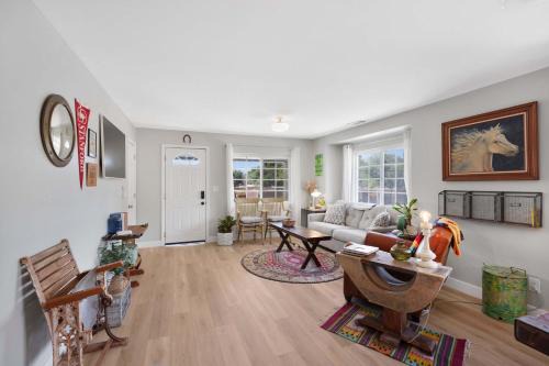 Hot Tub Fire Pit Pet Friendly Walk to Bell St