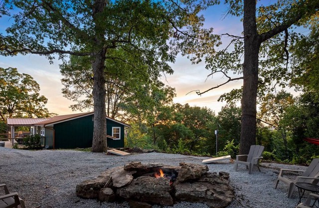 Hot Tub-Firepit-Bunkroom near Cricket Creek Marina, Branson Adventures Await!"
