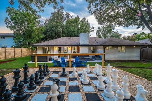 Hot Tub, Firepit & Giant Chess at Austin Hideaway