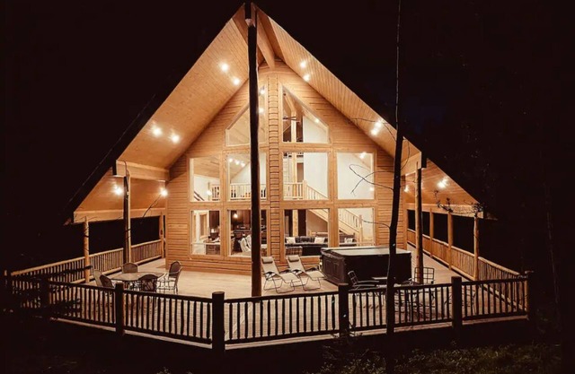 Hot Tub, Firepit, Large Deck, Game Room, Secluded Mtn Views, 20 min to Park | Yellowstone Escape