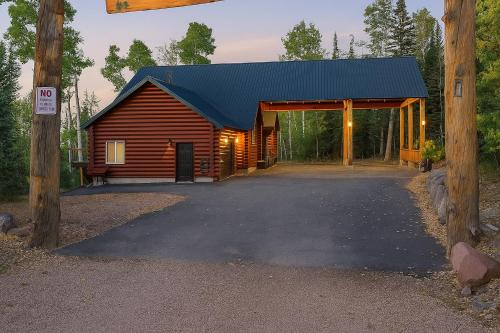 Hot Tub, Game Room! 3-Story Brian Head Home