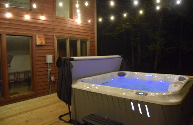 Hot Tub + Game room + EV Charger + 7 mins drive to Slopes