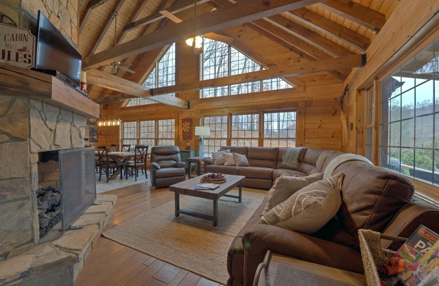 Hot Tub, Game Room & Valley Views + Biltmore Pass | Peaceful Mountain Lodge