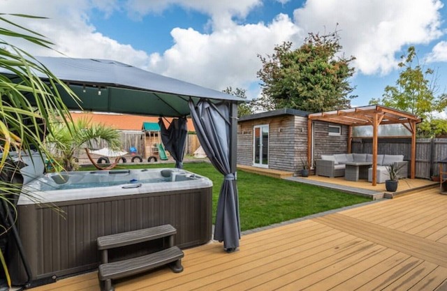 Hot tub, games room & cinema in Bournemouth