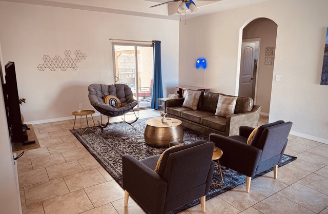 Hot Tub & Garage access!