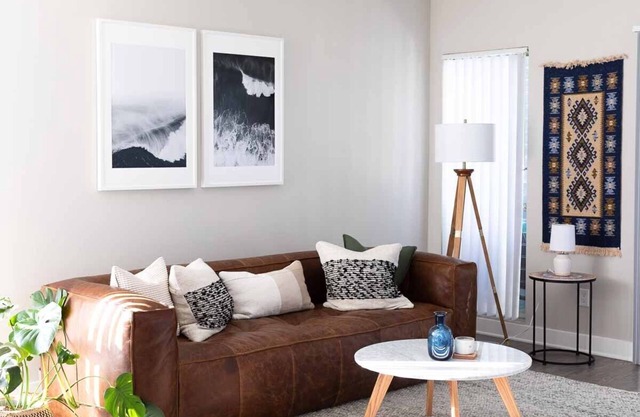 Hot Tub, Gym, King Bed, WD, 80 Walk Score, 850